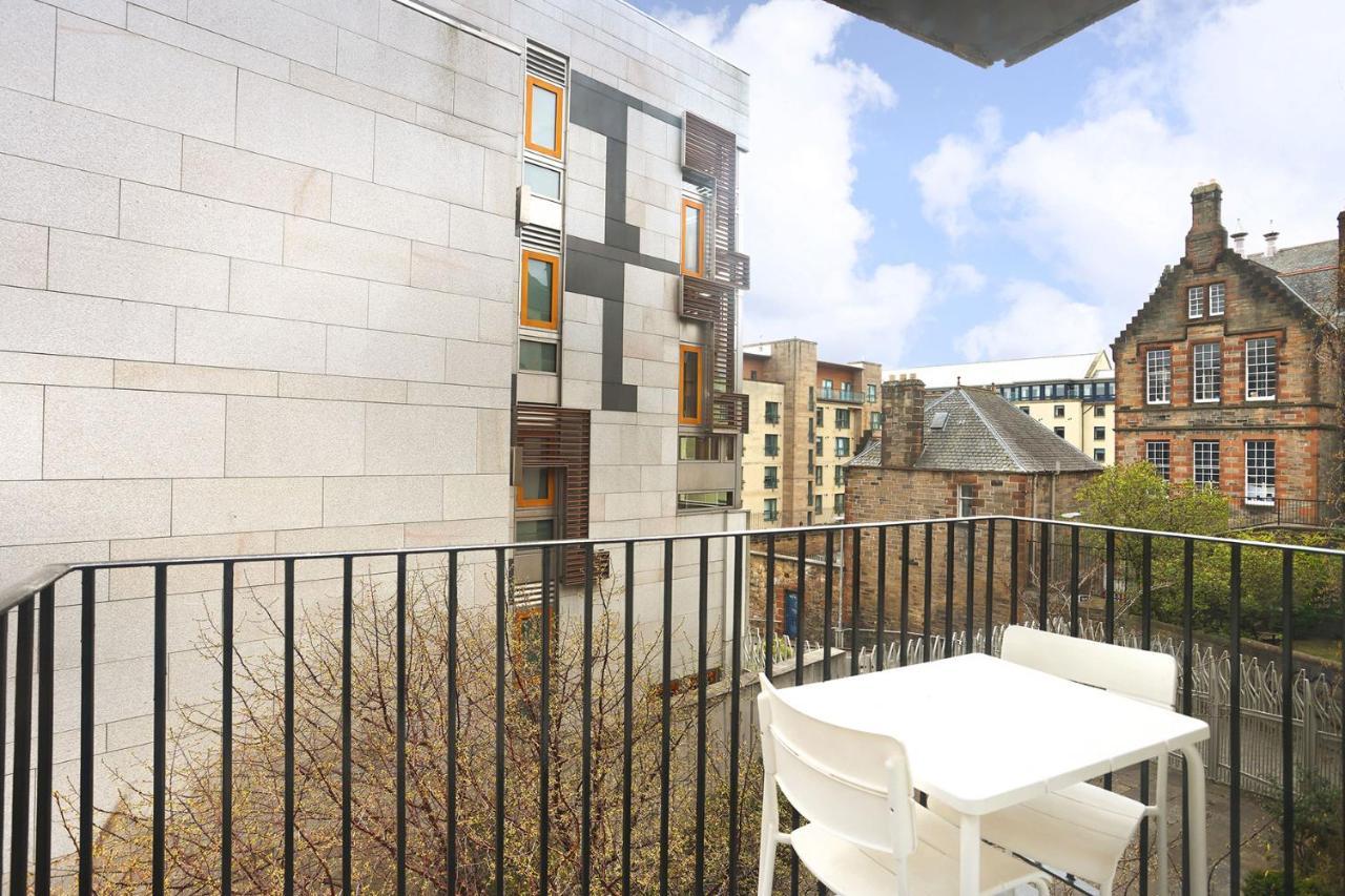 Joivy Contemporary Royal Mile Apartment With Balcony Edinburg Exteriör bild