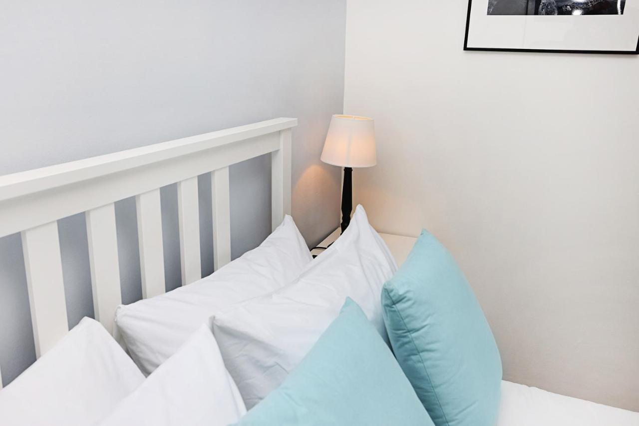 Joivy Contemporary Royal Mile Apartment With Balcony Edinburg Exteriör bild
